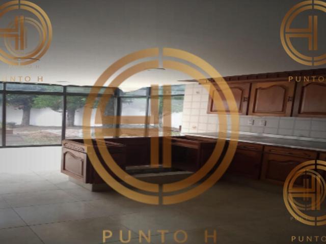 CASA A LA VENTA EN FRACCIONAMIENTO LOMAS DELA HERRADURA, HUIXQUILUCAN, EDO. MEX A 5 MINUTOS DE CENTRO COMERCIAL INTERLOMAS, 10 MINUTOS DE CENTRO COMERCIAL PASEO INTERLOMAS