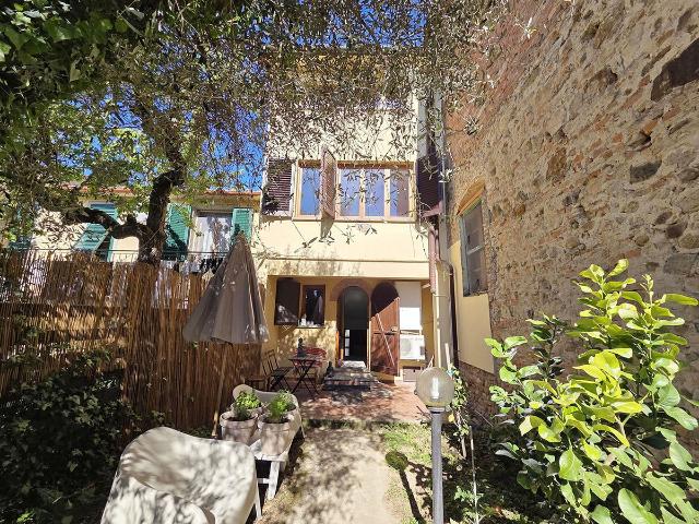 Casa a schiera toscana, 4 camere da letto, 2 bagni, giardino. 160m² Lajatico