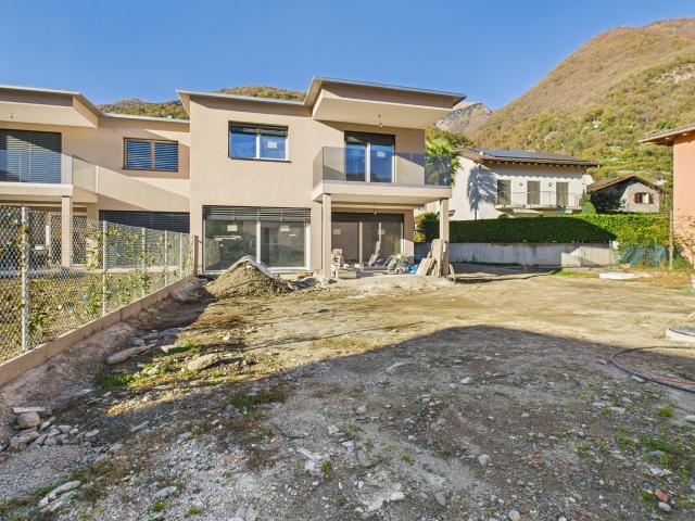 Casa a schiera moderna di nuova costruzione a Cugnasco 4.5 locali con giardino