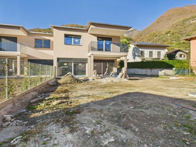 Casa a schiera moderna di nuova costruzione a Cugnasco 4.5 locali con giardino