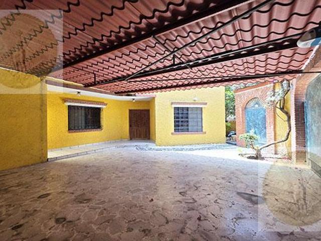 Casa a pasos del centro, fraccionamiento privado