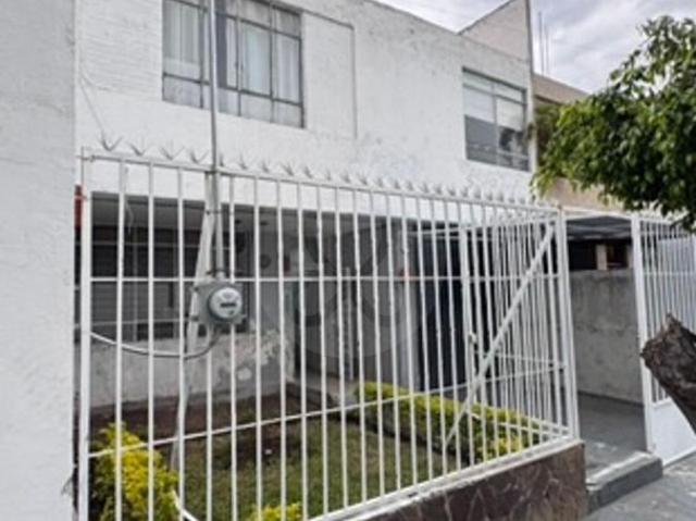 Casa a precio de TERRENO a media cuadra de av. Chapultepec