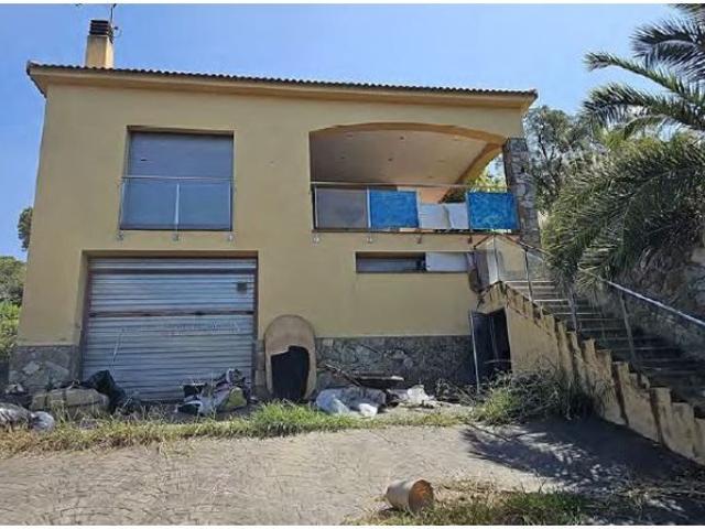 Casa a reformar con jardín y piscina en Can Carbonell