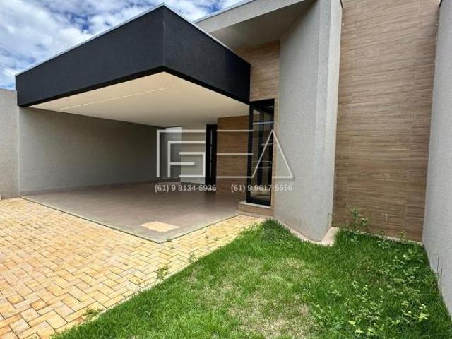 Casa à Venda: 3 Quartos, Suíte com Closet, Quintal
