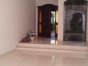 Praça República Lituana, Avenida Zelina