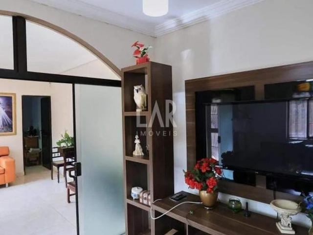 Casa de 260m² á venda com 7 quartos, 6 banheiros, 2 suítes e 2 vagas de garagem no bairro Santa Tere