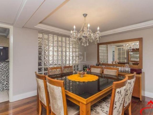 Casa à venda 230m², 4 quartos, sendo 2 suítes, churrasqueira, piscina e 03 va