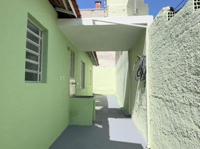 Casa à venda 2 dormitórios com quintal e vaga por R$ 450 mil