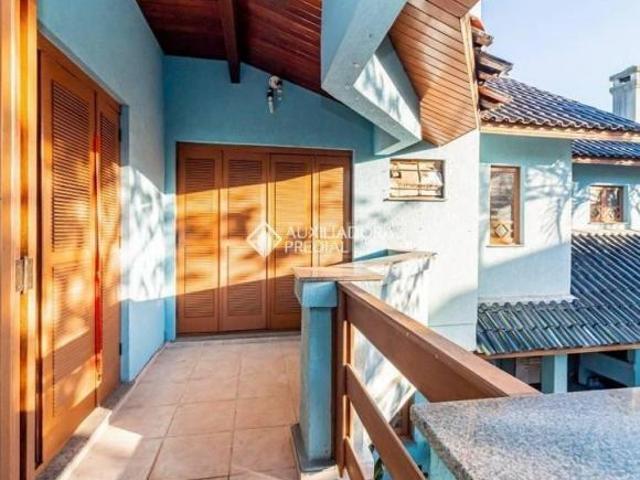 Casa à venda, 500m², com 4 quartos, sendo 1 suíte, piscina, closet, lareira, terraço e muito mais