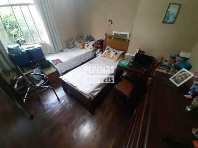 Casa à venda 6 quartos no Bairro CAMARGOS