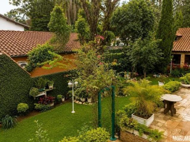CASA À VENDA 900 m² DE TERRENO 400m² CONSTRUIDA PISCINA 6 VAGAS REGIÃO DE INTERLAGO