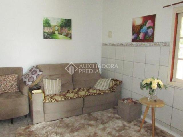 Casa a venda c/ 3 dormitórios, sendo 2 suítes, 5 vagas e piscina!