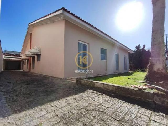 Casa à venda com piscina, 3 dormitórios sendo 3 suítes, edícula e 720 m² de terreno a 600 metros da