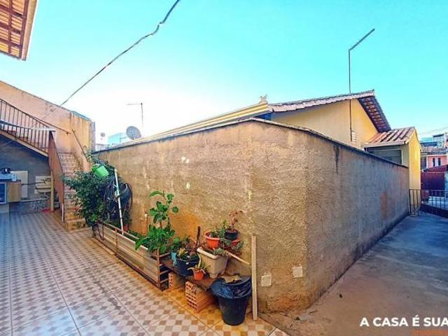 Casa à venda com três quartos e quintal, térrea no bairro Residencial Lagoa em Betim