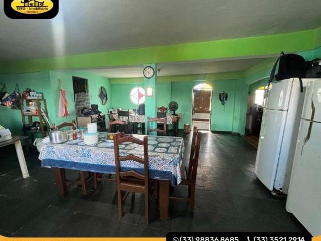 Casa a venda com três quartos, sala, cozinha, área de serviço, banheiro social, varanda e garagem