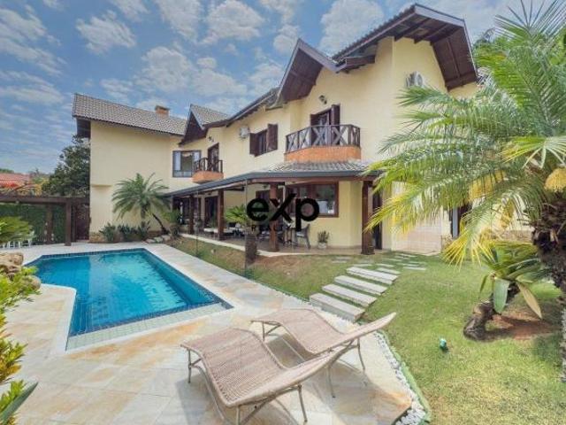 Casa à venda com 04 quartos, 02 suites ao lado do colégio Porto Seguro em Valinhois/SP