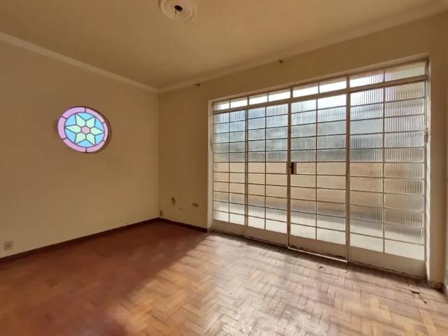 Casa à venda com 04 quartos no Bairro Carlos Prates