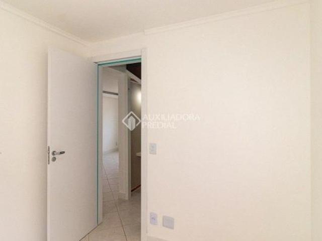 Casa à venda com 03 dormitórios e 01 vaga de garagem no bairro Humaitá, em Porto Alegre / RS