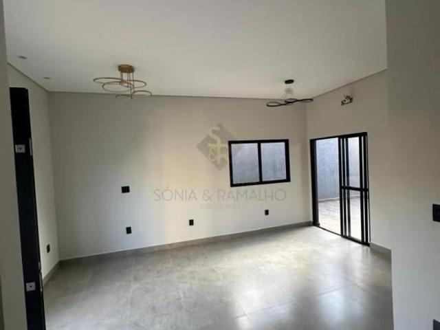 Casa à venda com 03 quartos, sendo 01 suíte e varanda gourmet com piscina no bairro Parque dos Lagos