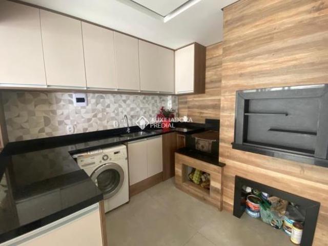 Casa sobrado moderna com área gourmet, excelente localização no bairro Colina!