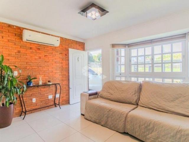 Casa à venda com 3 dormitórios e 134 m² no bairro Hípica