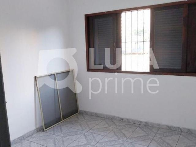 CASA Á VENDA COM 3 DORMITÓRIOS E 2 VAGAS