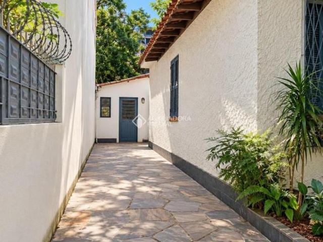 Casa à Venda com 3 Dormitórios, Jardim e 3 Vagas | Medianeira Porto Alegre