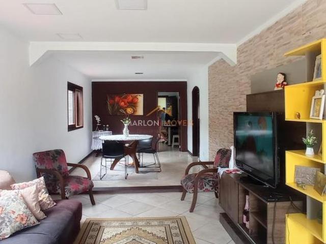 Casa a venda com 3 dormitórios, sendo 1 suíte e living em desnível. Bairro residencial. Todas as do