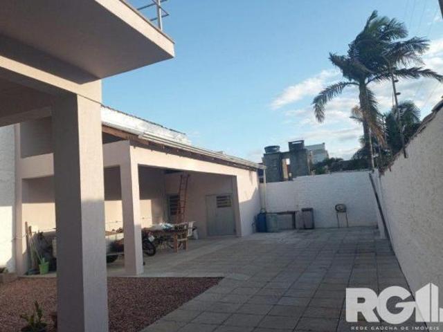Casa à Venda com 3 Dormitórios, Suíte com Closet e Garagem para 10 Carros