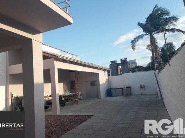 Casa à Venda com 3 Dormitórios, Suíte com Closet e Garagem para 10 Carros