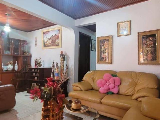 Casa á venda com 3 qto suite sozinha no lote de 250 m2 QNM 17 Ceilândia Sul /DF