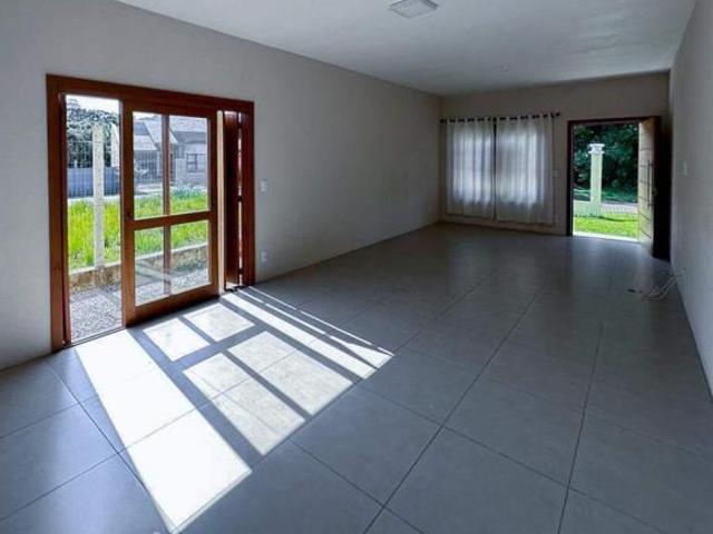 CASA À VENDA COM 3 QUARTOS E PÁTIO CERCADO