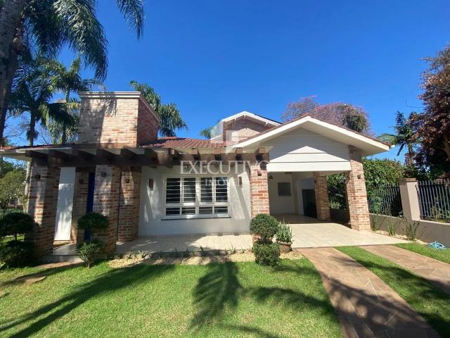 Casa à venda com 3 quartos e 326 m² por R$ 745.000
