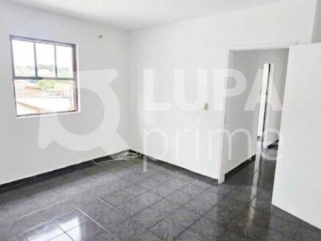 CASA Á VENDA COM 3 QUARTOS E 8 VAGAS DE GARAGEM