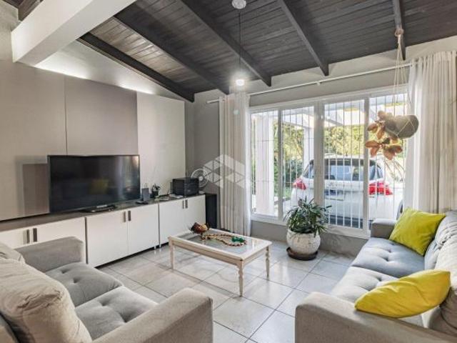 Casa a venda com 4 dormitórios e grande terreno no centro da Vila Nova