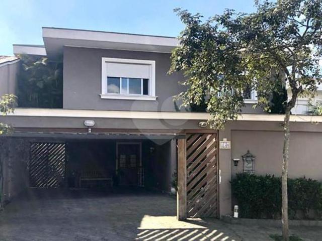 Casa a Venda com 4 suites na Granja Julieta
