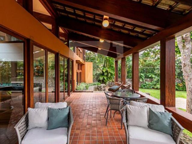 Casa à venda com 4 suítes, piscina, academia, quadra de squash, conforto, espaço e luz natural