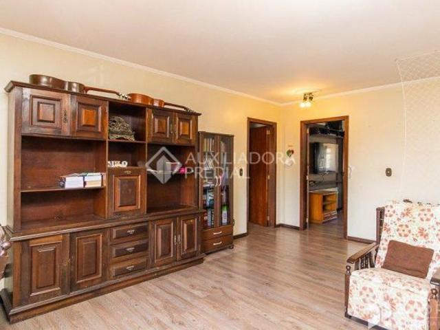 Casa à venda com 4 quartos e duas lojas no bairro Camaquã