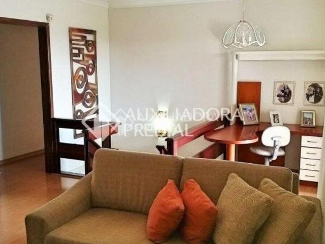 Casa à venda com 4 quartos e 2 vagas de garagem no bairro Sarandi em Porto Alegre