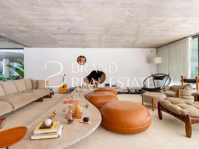 Casa à venda com 5 suítes, 950 m² Arquitetura autoral e amplo terreno em Alto de Pinheiros