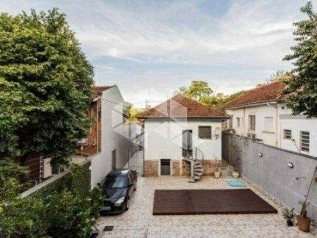 Casa à venda com 5 quartos, 4 banheiros, 5 vagas de garagem, piscina, no bairro Santo Antônio, POA/