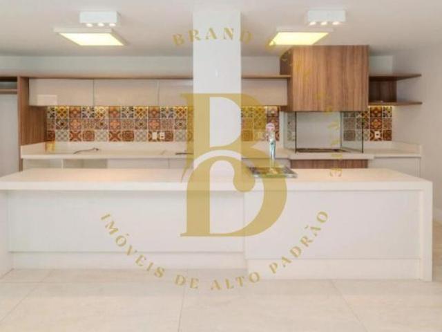 Casa á venda com 704m², 4 suítes, 08 vagas e piscina próximo ao Clube Paineiras