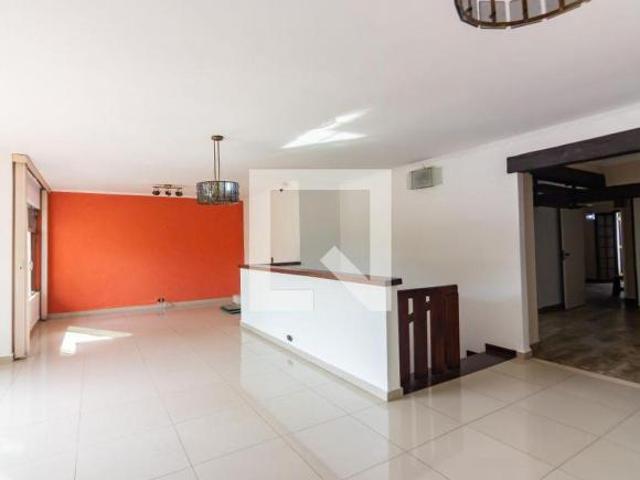 Casa à Venda Centro, 4 Quartos, 300 m2