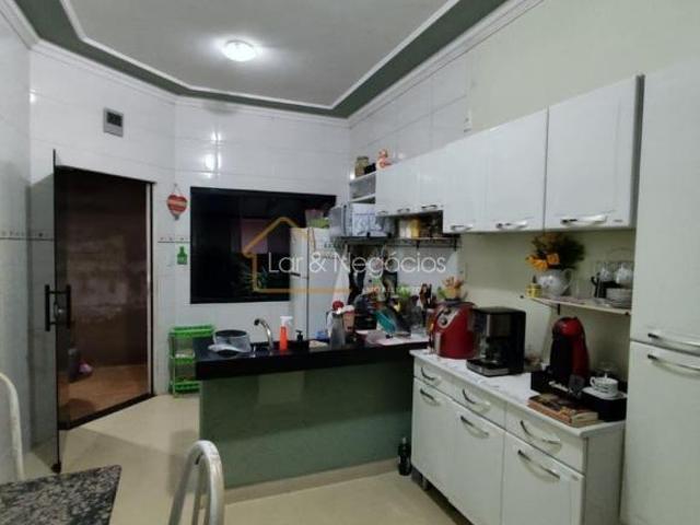 CASA À VENDA | AMPLO TERRENO E POTENCIAL DE AMPLIAÇÃO