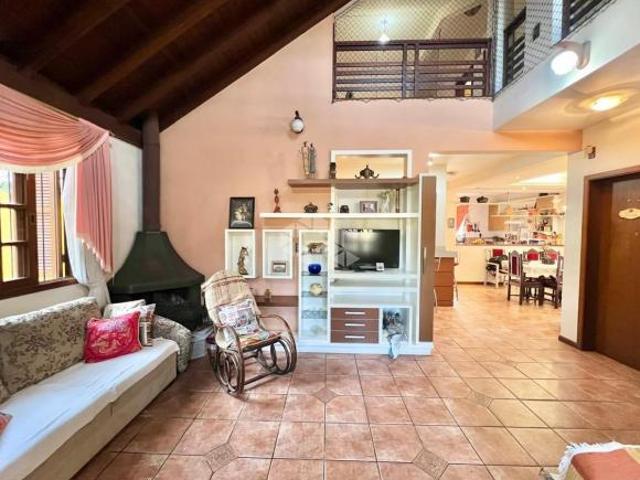 Casa à Venda Ampla, Elegante e Completa Quase 500m² de Terreno!