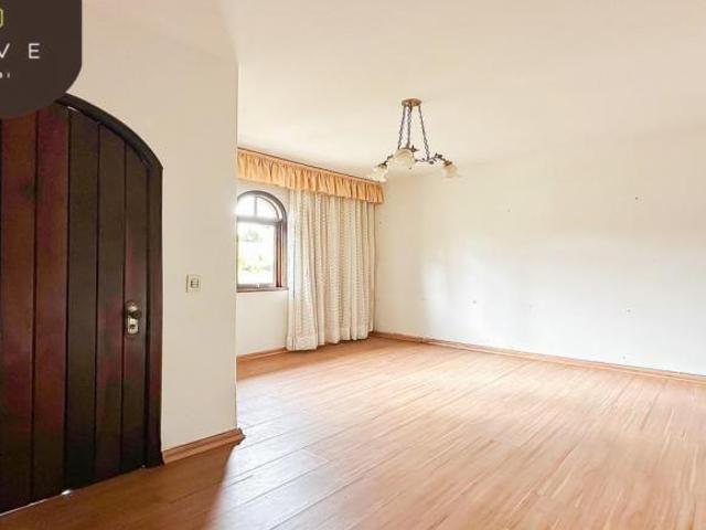 Casa a venda Guabirotuba com 04 quartos, piscina e churrasqueira. Uma vista deslumbrante