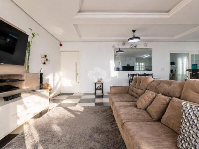 Casa à venda de 3 dormitórios e 3 vagas de garagem, no bairro Passo da Areia, em Porto Alegre