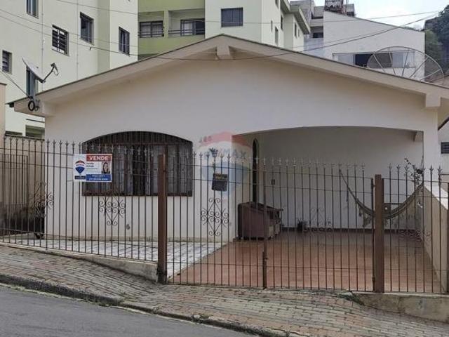 casa a venda de 171 m2, 3 quartos, 10 vagas e piscina Centro Lindoia