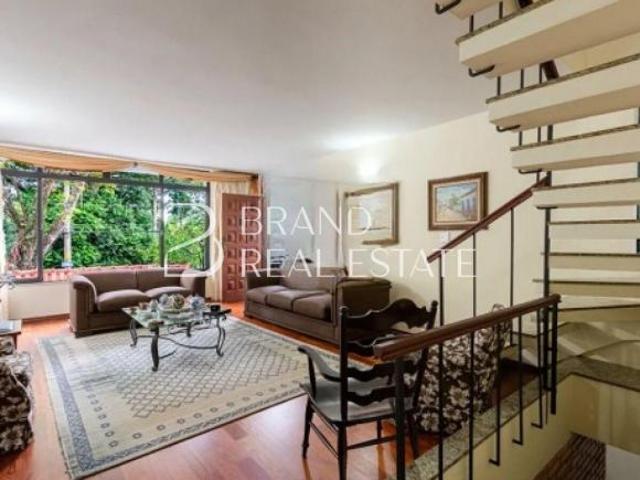 Casa á venda de 243m² privativo, com 3 quartos e 2 vagas no bairro Alto de Pinheiros