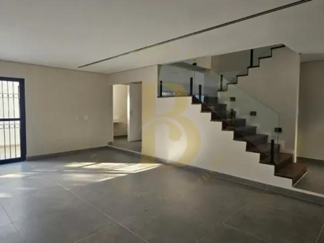 Casa á venda de 280m² privativos, 5 quartos, 3 suítes, e 4 vagas, piscina, na City Campo Grande